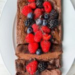 طرز تهیه کیک ماست شکلاتی؛ بافت خیس و پنبه‌ای (بهتر از قنادی)