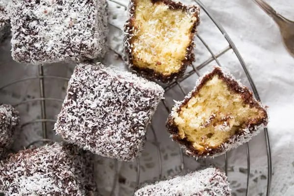 طرز تهیه کیک لامینگتون استرالیایی همراه با آیسینگ شکلاتی